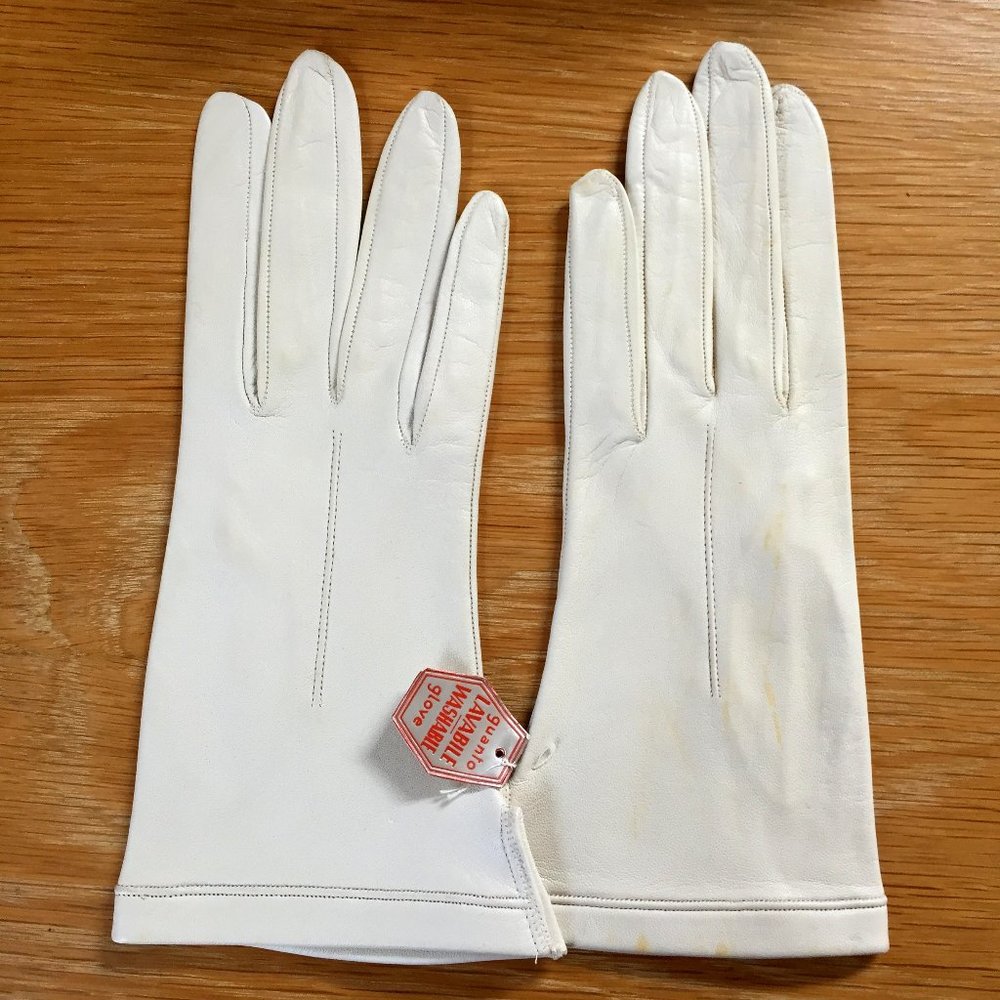 Women's fine leather gloves. Made in Italy. Size 7. Never worn. Washable.